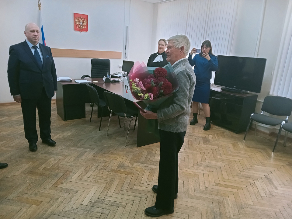 Районная администрация помогла пенсионеру получить почетный знак «Жителю блокадного Ленинграда»