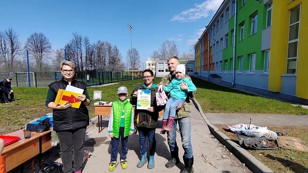 «И субботники могут быть весёлыми»: в Ломоносовском районе прошли «Чистые игры»