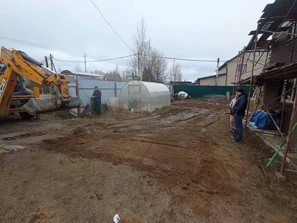 В Пениковском сельском поселении волонтёры помогли многодетной семье бойца СВО привести в порядок участок возле дома