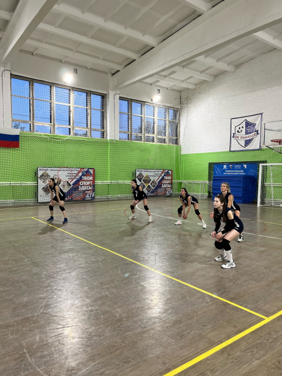 Стали известны новые победители второго дня чемпионата района по волейболу среди женщин 