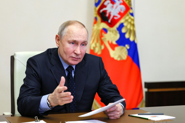 Владимир Путин поручил сократить домашние задания и контрольные в школах