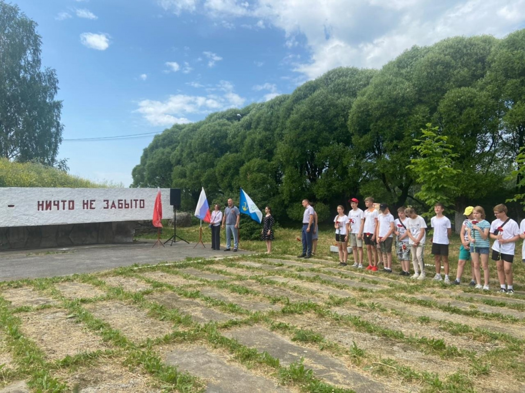 В Ломоносовском районе школьники и жители почтили память погибших в Великой Отечественной Войне минутой молчания.