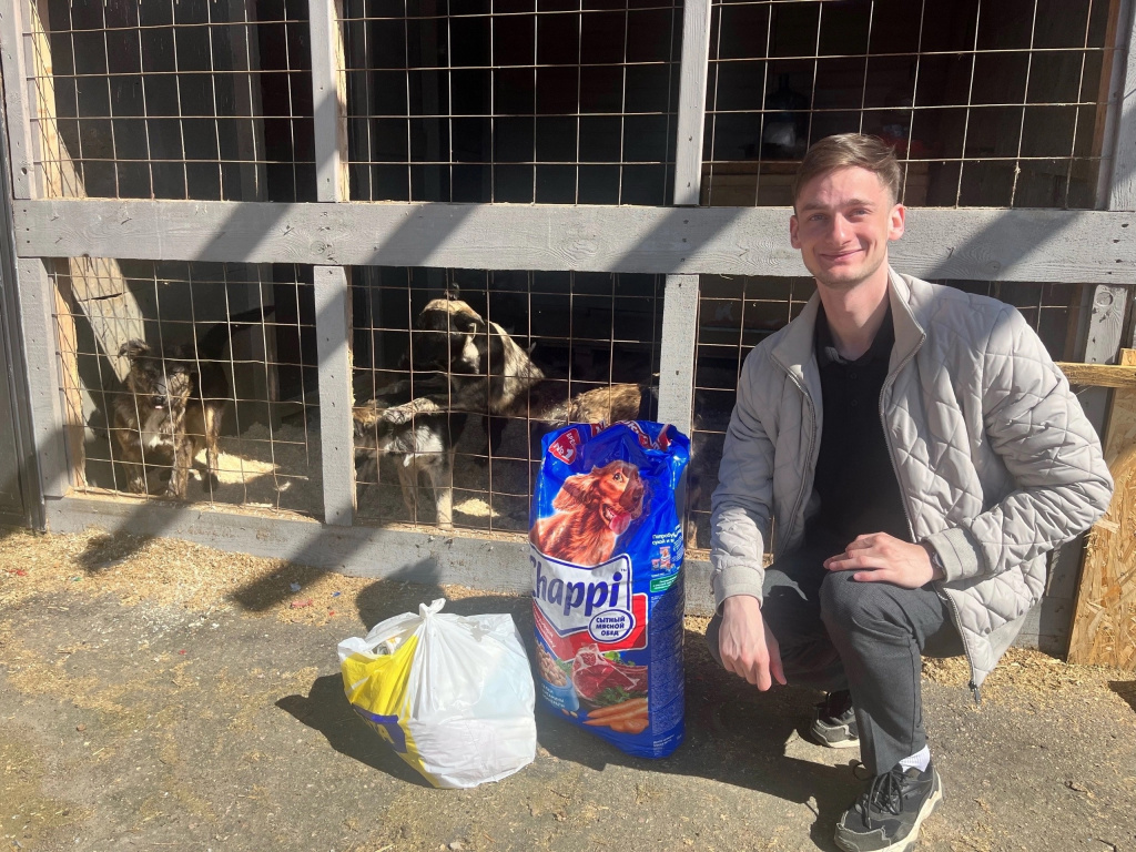 Сотрудники районной администрации передали помощь в питомник для бездомных животных