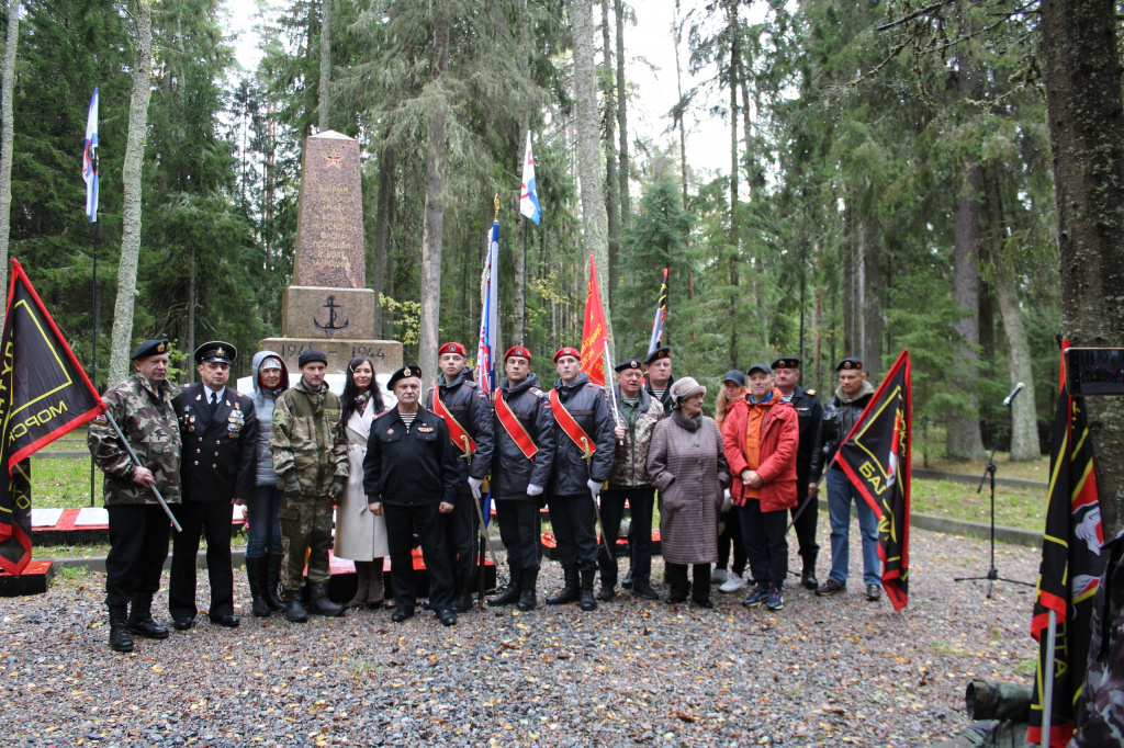 В Пениковском поселении почтили память павших бойцов Петергофского десанта