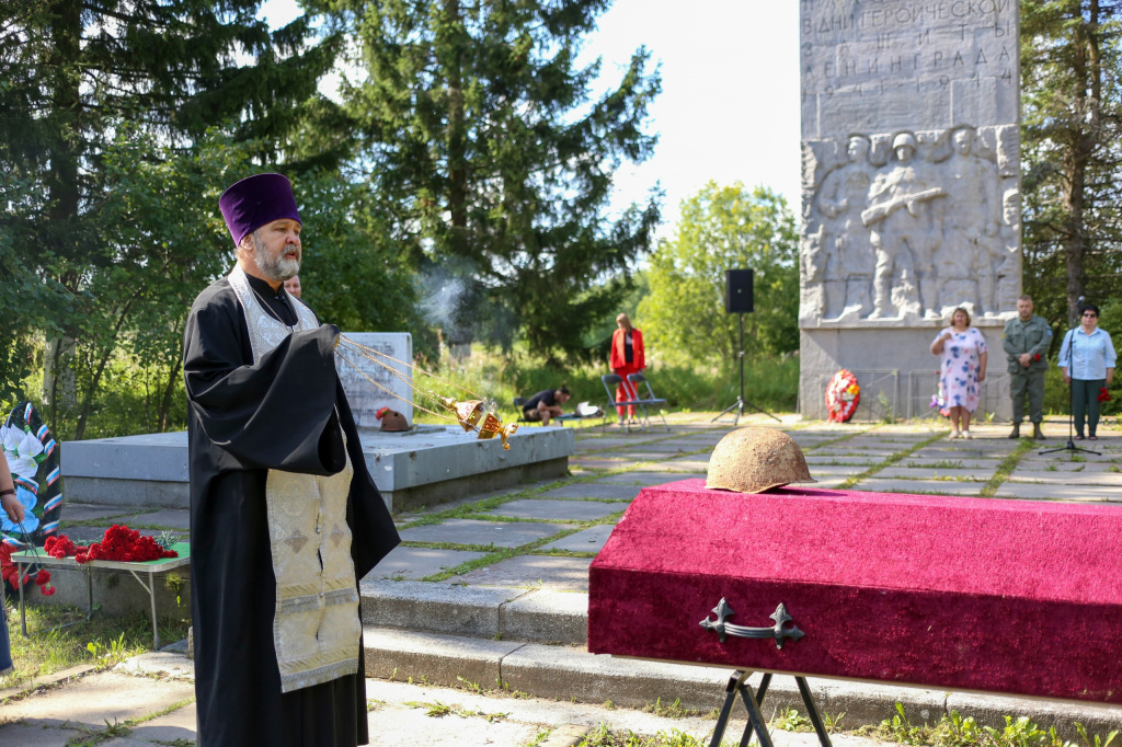 В деревне Порожки захоронили останки четырёх красноармейцев