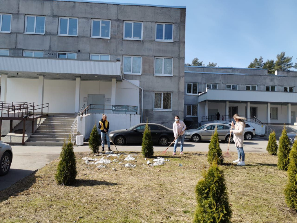Сотрудники врачебных амбулаторий и дошкольных учреждений Ломоносовского района вышли на уборку территорий 