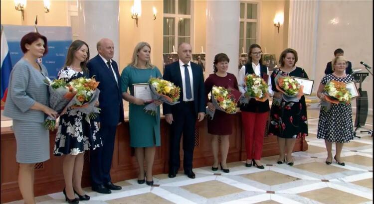 Педагогических работников Ломоносовского района наградили почетными грамотами Губернатора