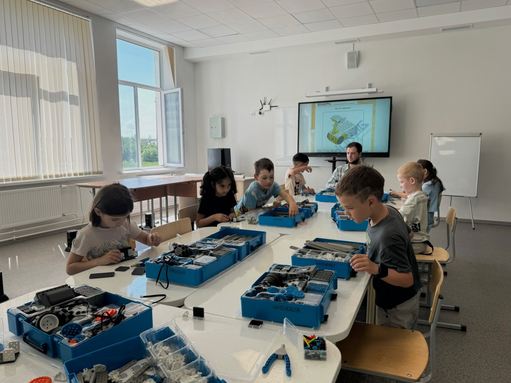 Маленькие ломоносовцы приняли участие в мастер-классах по робототехнике и программированию