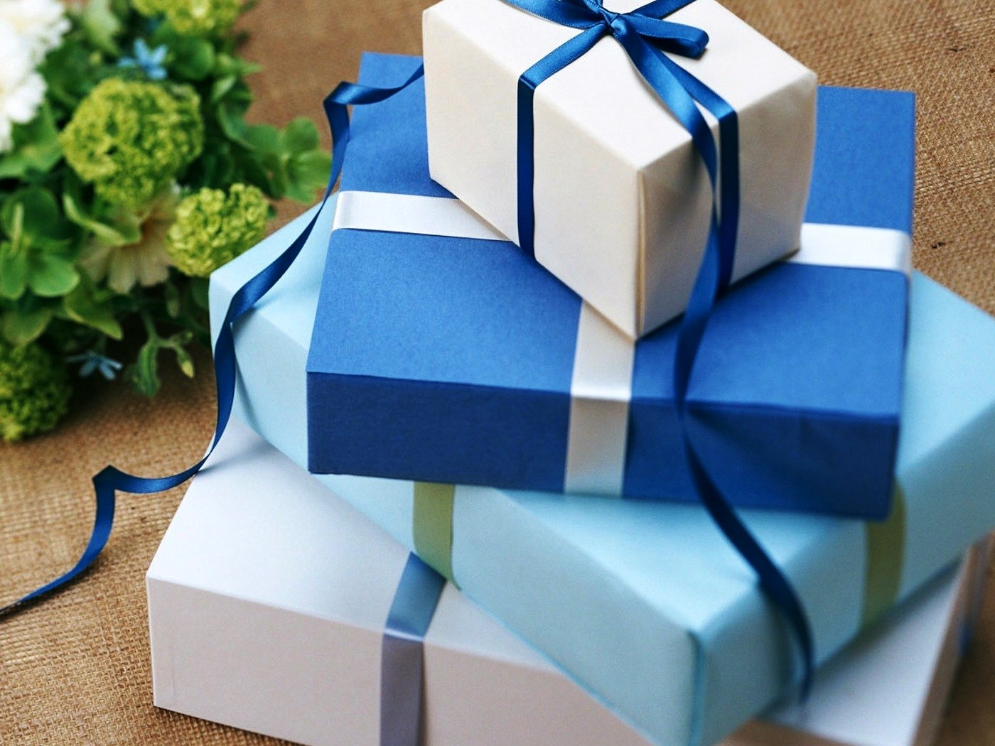 В преддверии новогодних и рождественских праздников обращаем внимание на необходимость соблюдения запрета на дарение и получение подарков