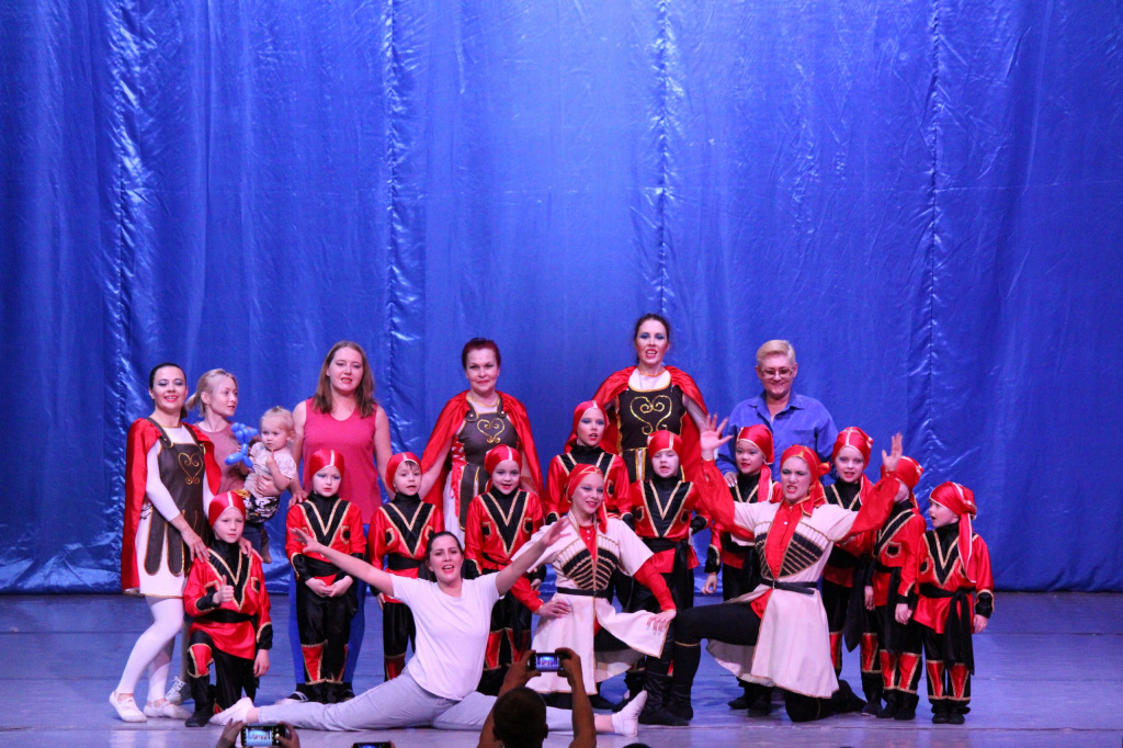 На сцене Ломоносовского районного Дворца культуры прошёл концерт цирковой студии «Юность зажигает огни»