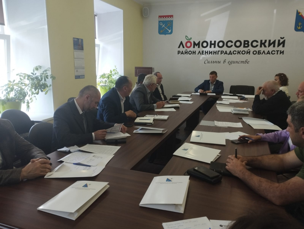 В администрации Ломоносовского района во время деловой встречи обсудили межнациональные отношения