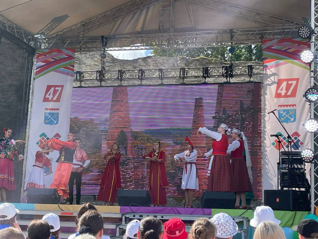 «Мы как одна единая семья»: Копорское поселение приняло IX Межрегиональный этнокультурный фестиваль «Россия – созвучие культур»