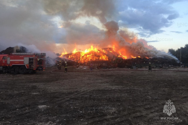 Спасатели ликвидировали сильный пожар в промзоне Виллозского поселения