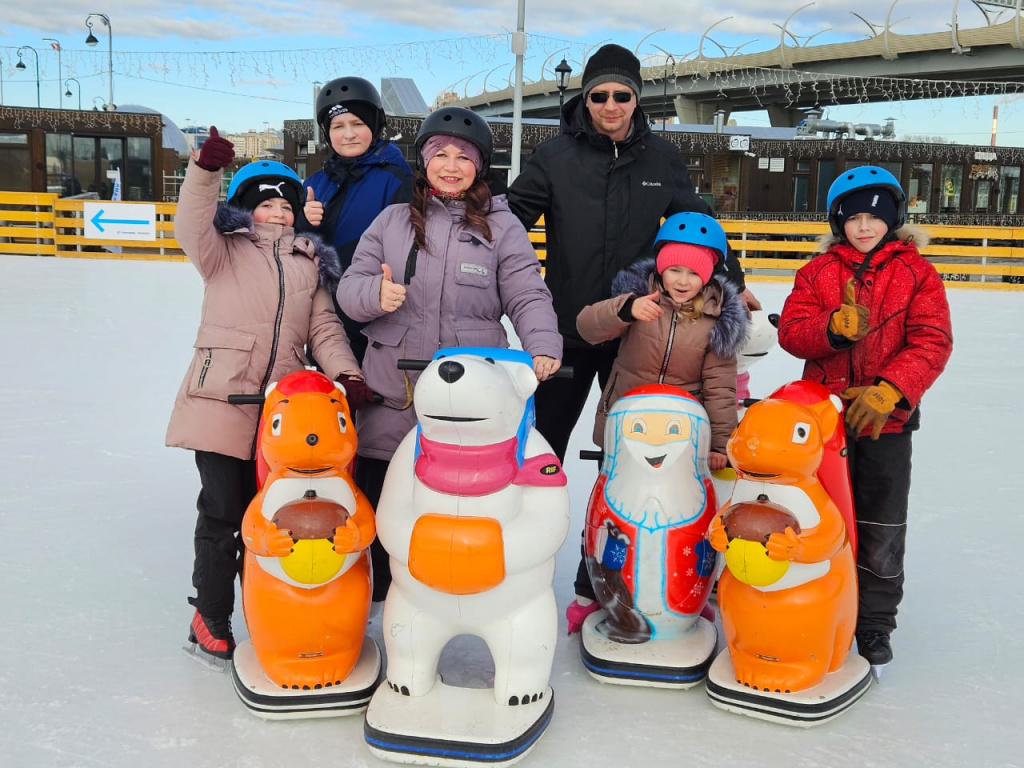 Опекаемые дети из Ломоносовского района прокатились на ледовом «Катке у Флагштока»