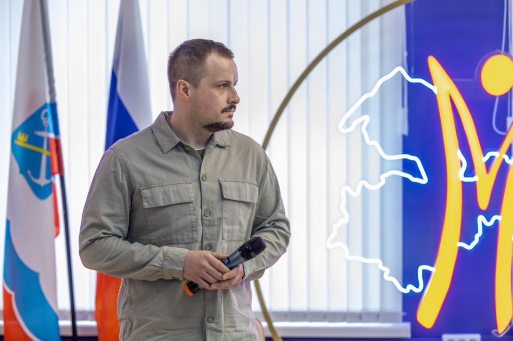 Помощник главы администрации Ломоносовского района Александр Гуков выступил экспертом на региональной смене "Лидер"