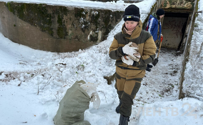 Участники патриотической акции «Невский десант» помогают расчищать от снега форт-музей «Серая лошадь» в Ломоносовском районе