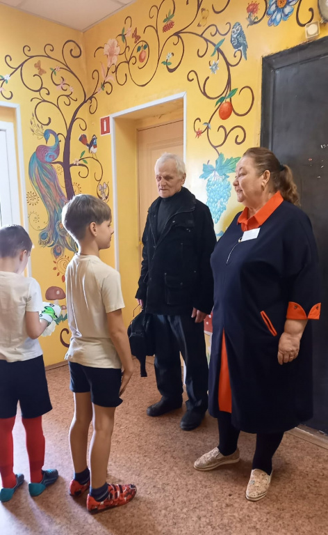 Арт-выставка на избирательном участке в Оржицах объединила взрослых и детей