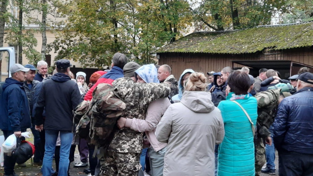 В Ломоносовском районе прошла торжественная церемония отправки мобилизованных ребят