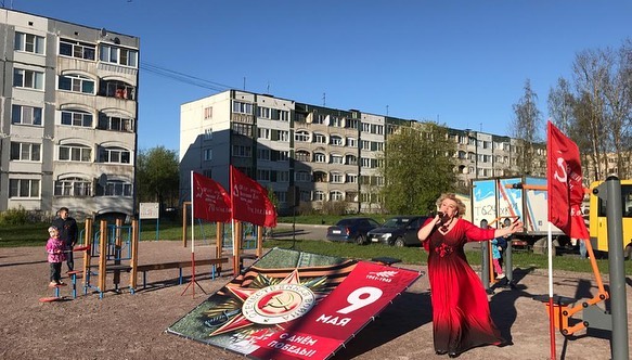 Жители Ломоносовского района присоединились к всероссийской акции "Поем двором"