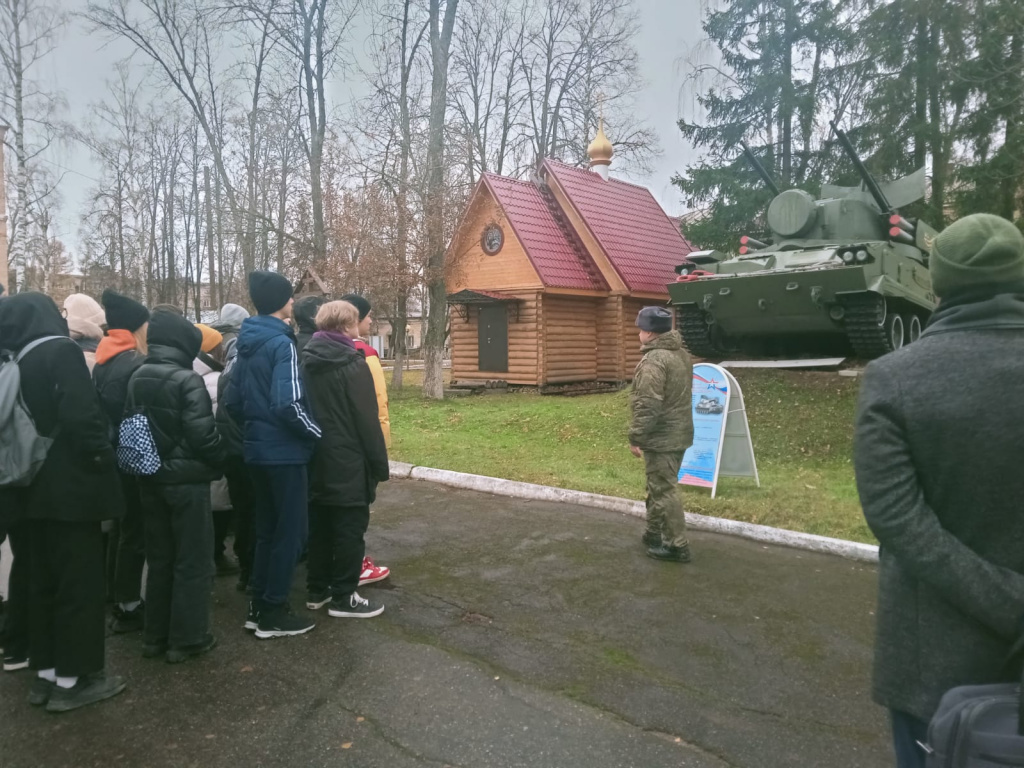 «Здесь царят порядок, понимание и поддержка»: для школьников Ломоносовского района провели экскурсию по войсковой части