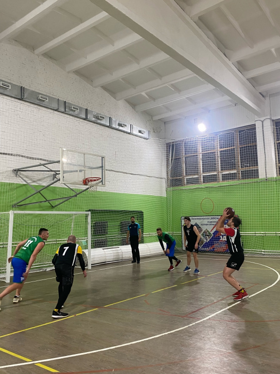 В Ломоносовском районе состоялся очередной игровой день районного чемпионата по баскетболу среди мужчин