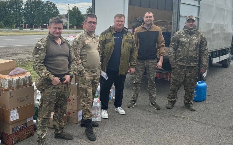 Глава администрации Ломоносовского района лично передал гуманитарную помощь бойцам СВО
