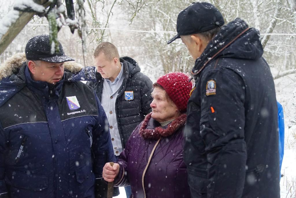 Губернатор Ленинградской области вместе с волонтёрами установил скамейки ветерану из Гостилиц