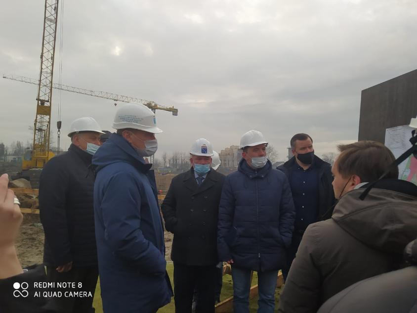 Михаил Москвин проинспектировал ход строительства важных социальных объектов в Ломоносовском районе