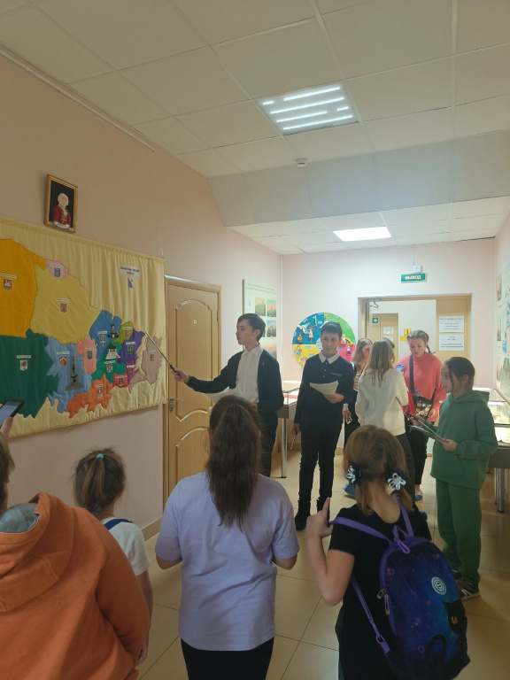 Юные волонтёры Ломоносовского района провели экскурсии по проекту «Хранители истории»