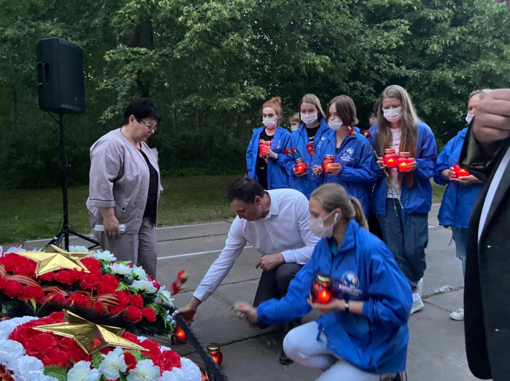 Традиционный автопробег «1418 свечей за каждый день войны» Волонтеров Победы прошел в Ломоносовском районе.