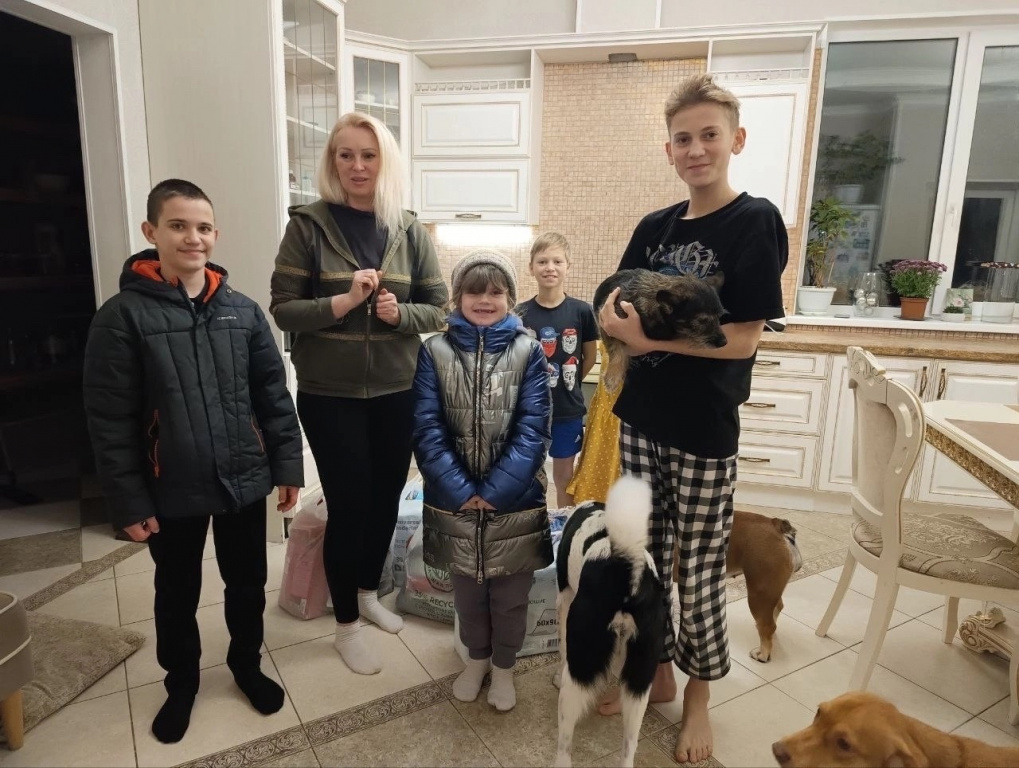 Мы навсегда в ответе за тех, кого приручили: Ломоносовский район поддержал акцию «Коробка добра» и помог бездомным животным