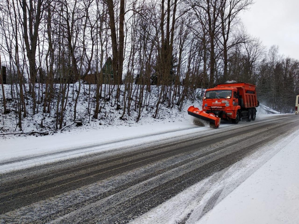 Дорожники работают в усиленном режиме после снегопада