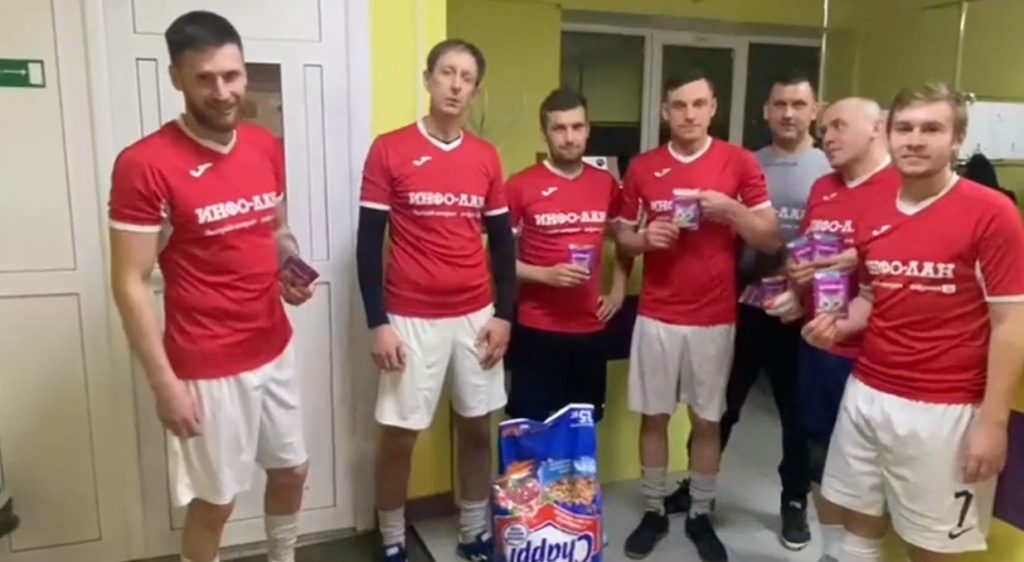 На чемпионате по футзалу команда Низино приняла участие в добровольческой акции «Коробка добра»