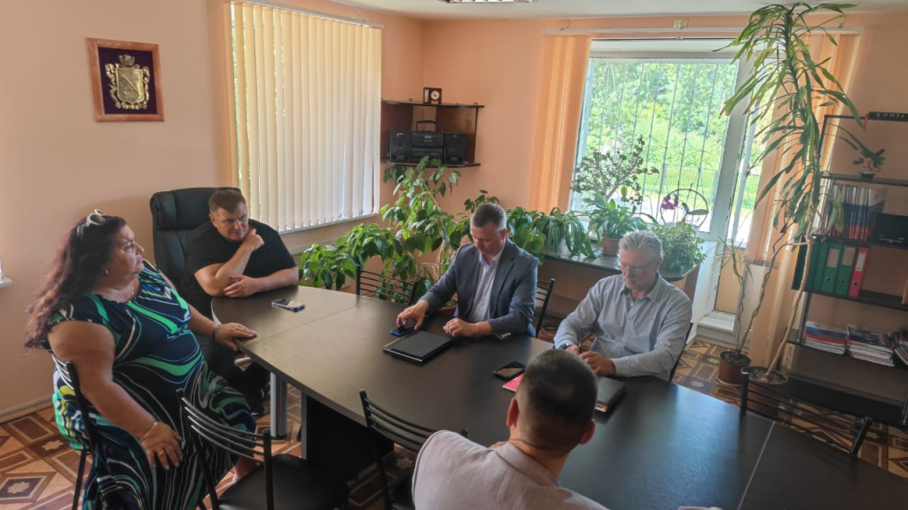 Успеть до октября: Алексей Кондрашов посетил с проверкой дом № 17 в Русско-Высоцком поселении