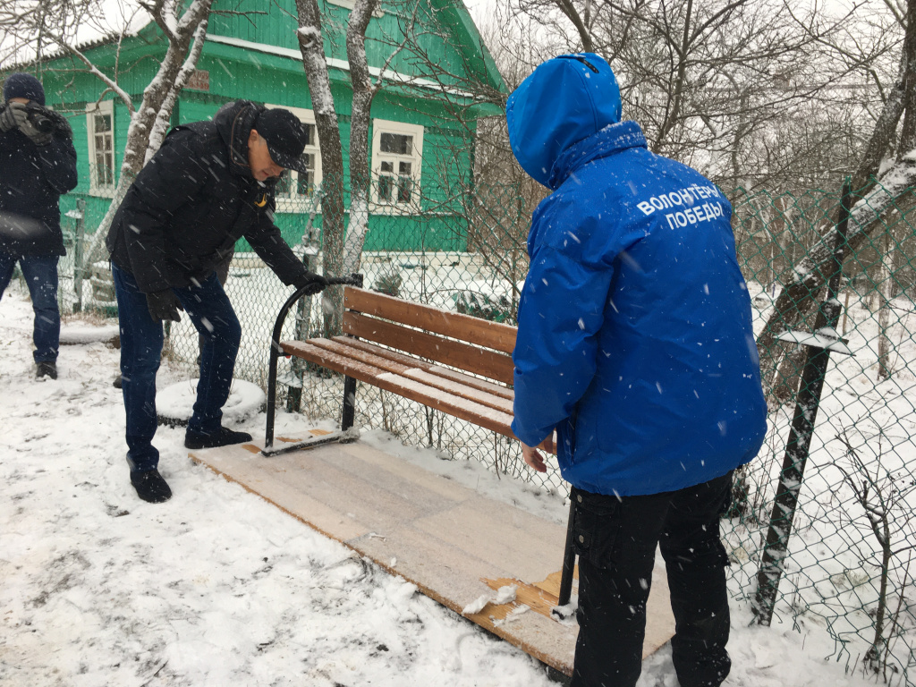 Губернатор Ленинградской области вместе с волонтёрами установил скамейки ветерану из Гостилиц