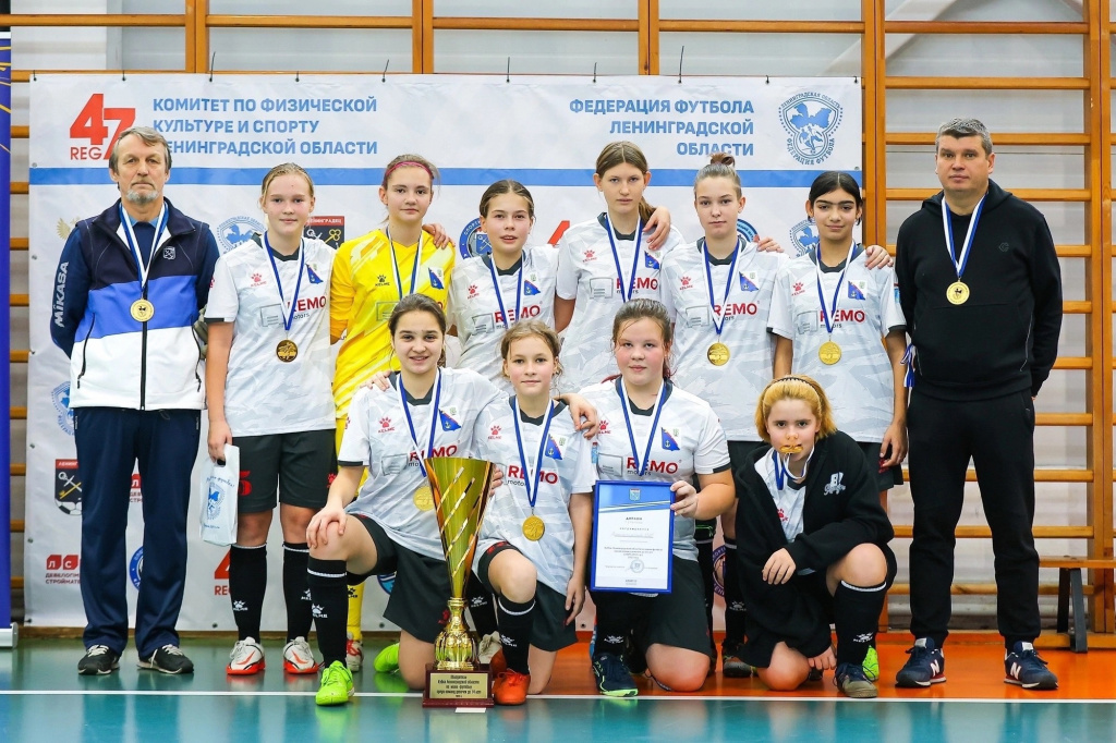 Команда Ломоносовского района выиграла Кубок Ленинградской области по мини-футболу среди девочек