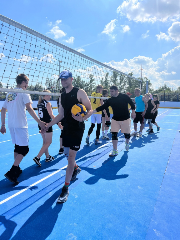 На новой «умной площадке» в честь Дня физкультурника прошли соревнования по волейболу и стритболу