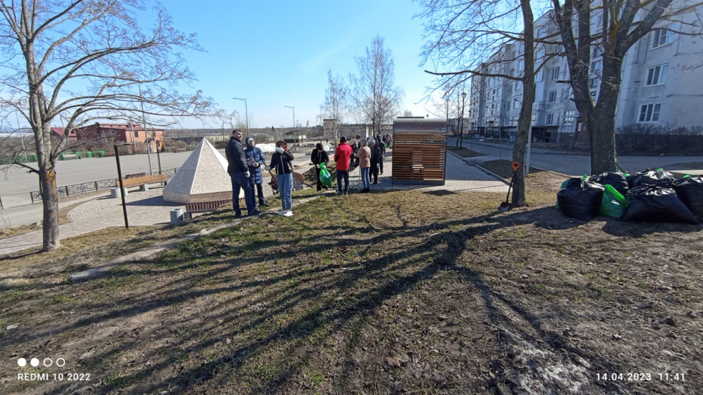 В Пениках сотрудники правительства Ленинградской области навели чистоту и порядок