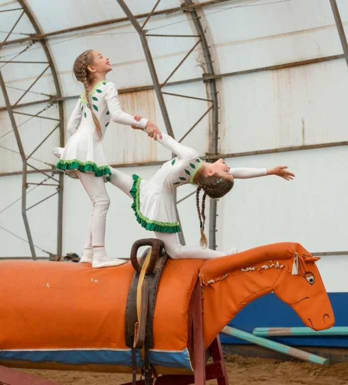 Маленькие ломоносовцы испытали себя в соревнованиях по конному спорту «Дети – цветы жизни»
