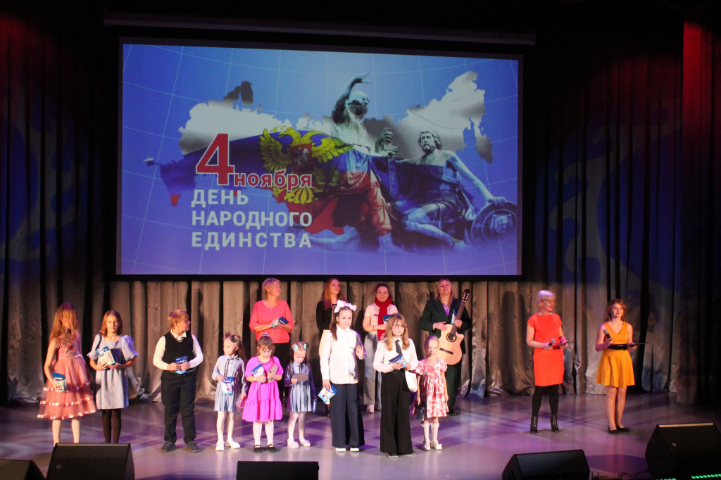 Читатели Библиотеки Низино представили музыкально-поэтическую программу «Золотая осень в России»