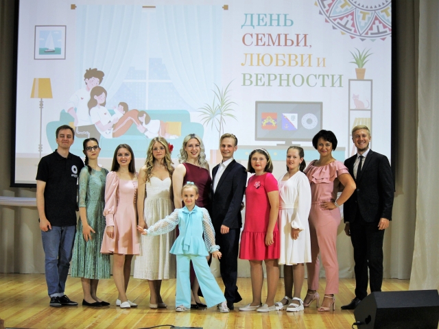В Пениковском Центре культуры, спорта и работы с молодёжью отпраздновали День семьи, любви и верности