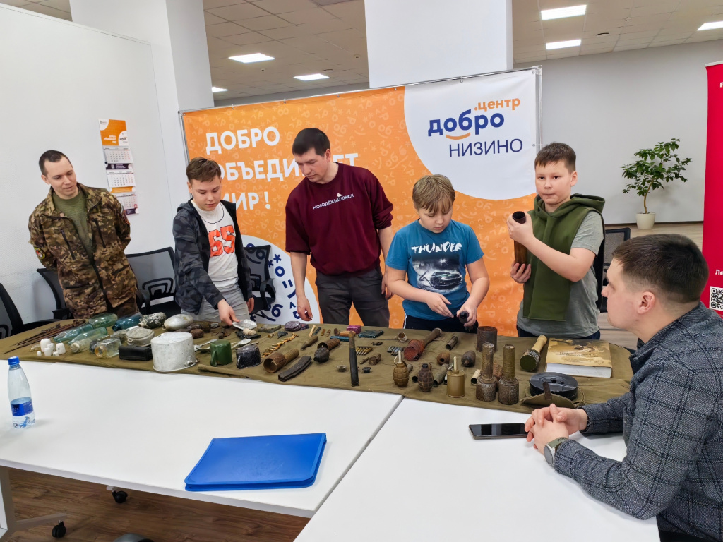 Молодым поисковикам Ломоносовского района рассказали о взрывоопасных предметах на полях сражений Второй мировой войны