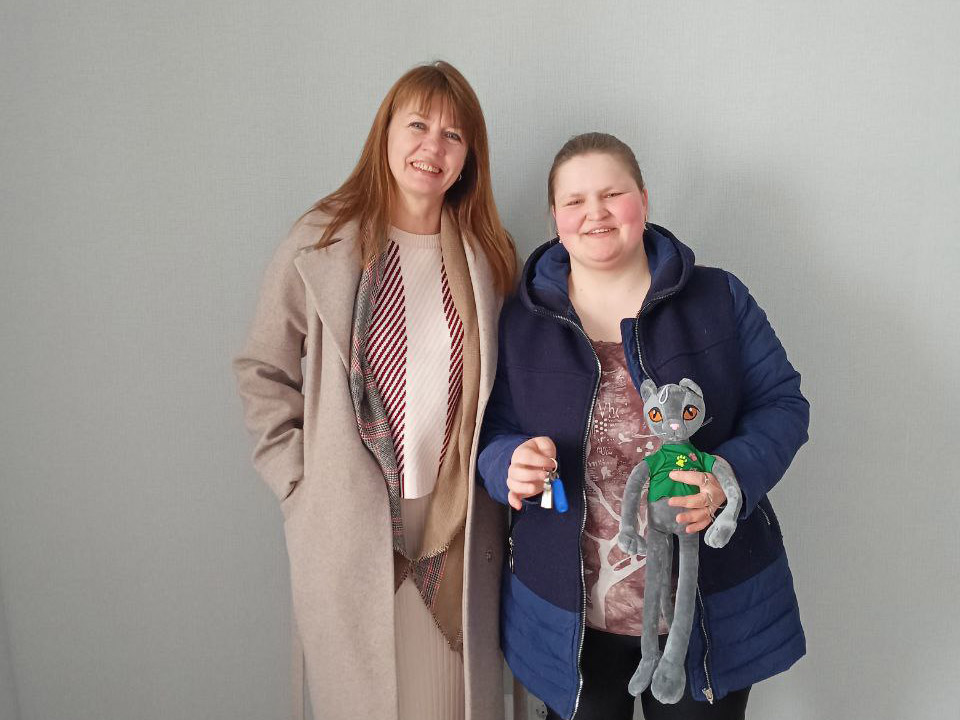 Жительнице Ломоносовского района из числа детей-сирот вручили ключи от новой квартиры
