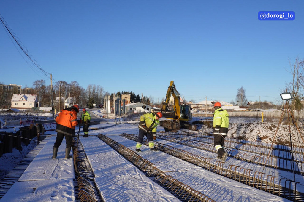 В Ломоносовском районе продолжается строительство моста через реку Стрелка