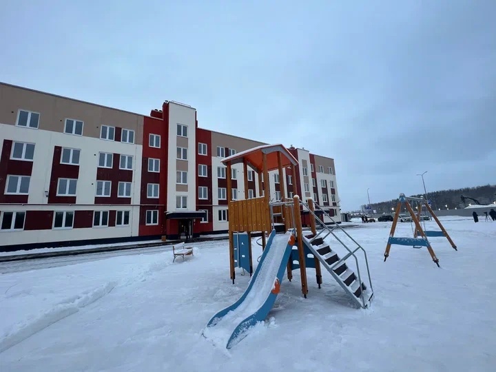 Жители пяти аварийных домов в посёлке Новоселье получили ключи от новых квартир 
