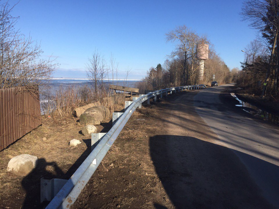 В поселке Лебяжье займутся укреплением обрыва с проезжей дорогой