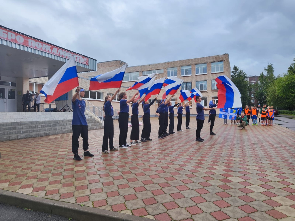 Развевается трёхцветный стяг: в деревне Горбунки отпраздновали День Государственного флага России
