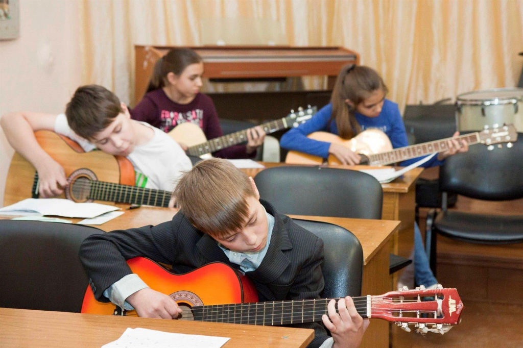 Все для творчества наших детей: в Ломоносовском районе пять детских школ искусств получат новые музыкальные инструменты и учебную литературу