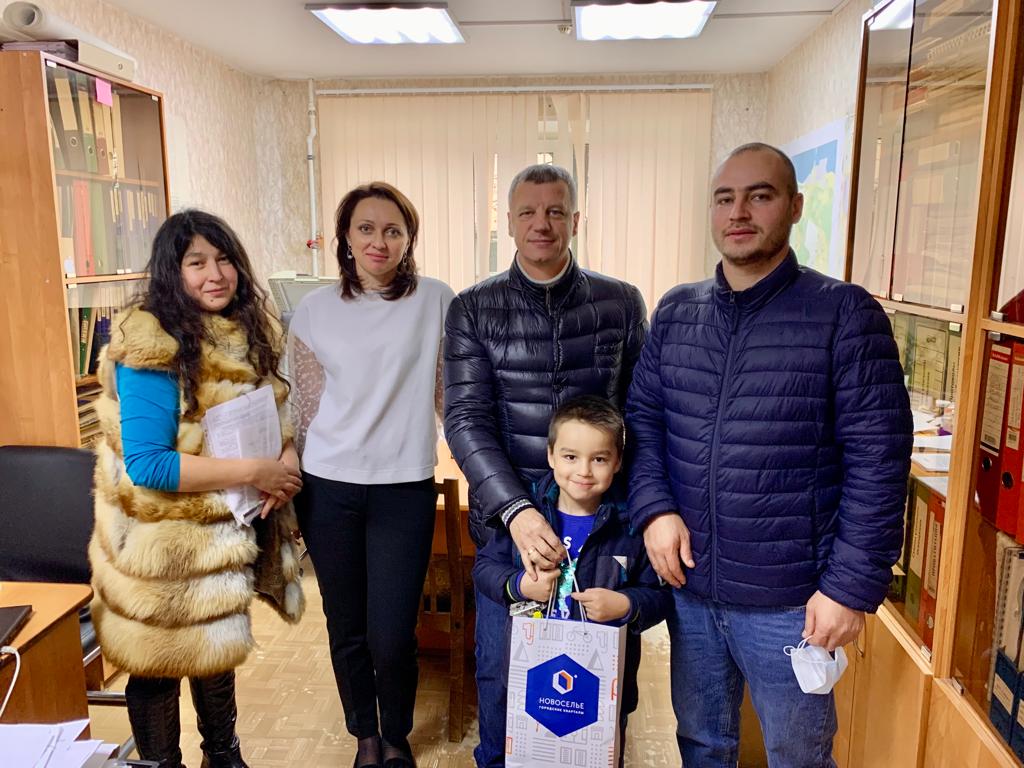 Многодетная семья в Ломоносовском районе переехала в новое комфорта-бельное жилье
