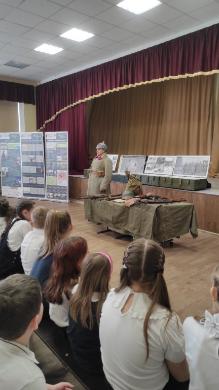Ученикам Ломоносовской школы №3 представили выставку «Прикосновение к войне»